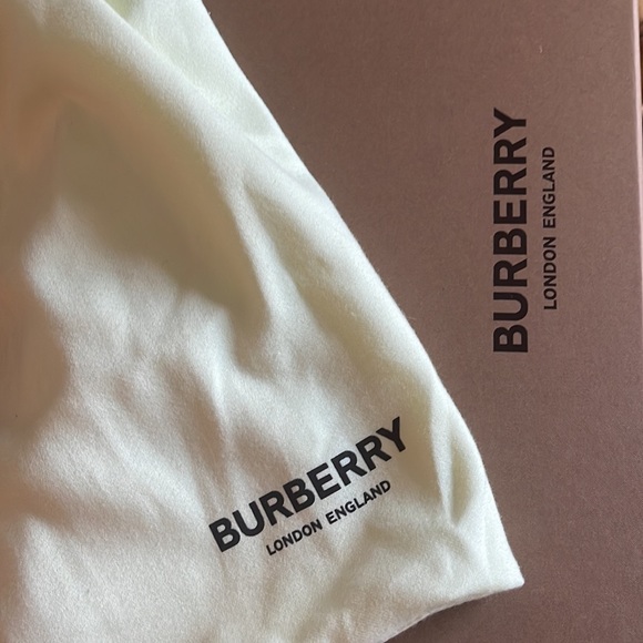 Burberry Canvas Shoes only wore once too big more like 7 - Picture 5 of 6